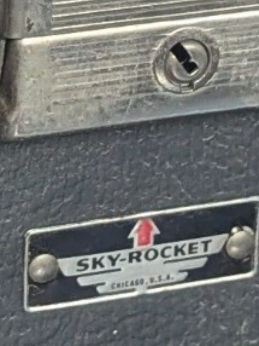 Vintage Sky-Rocket Locking Hard shell Train Case - Cosmetic Case w key & Mirror - Picture 13 of 14